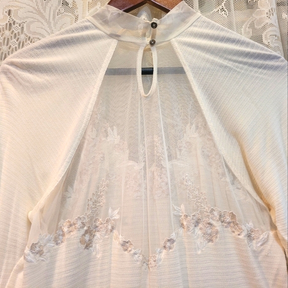 Free People Womens Sz M Sheer White w/ Beautiful Floral Embroidery - Picture 8 of 11
